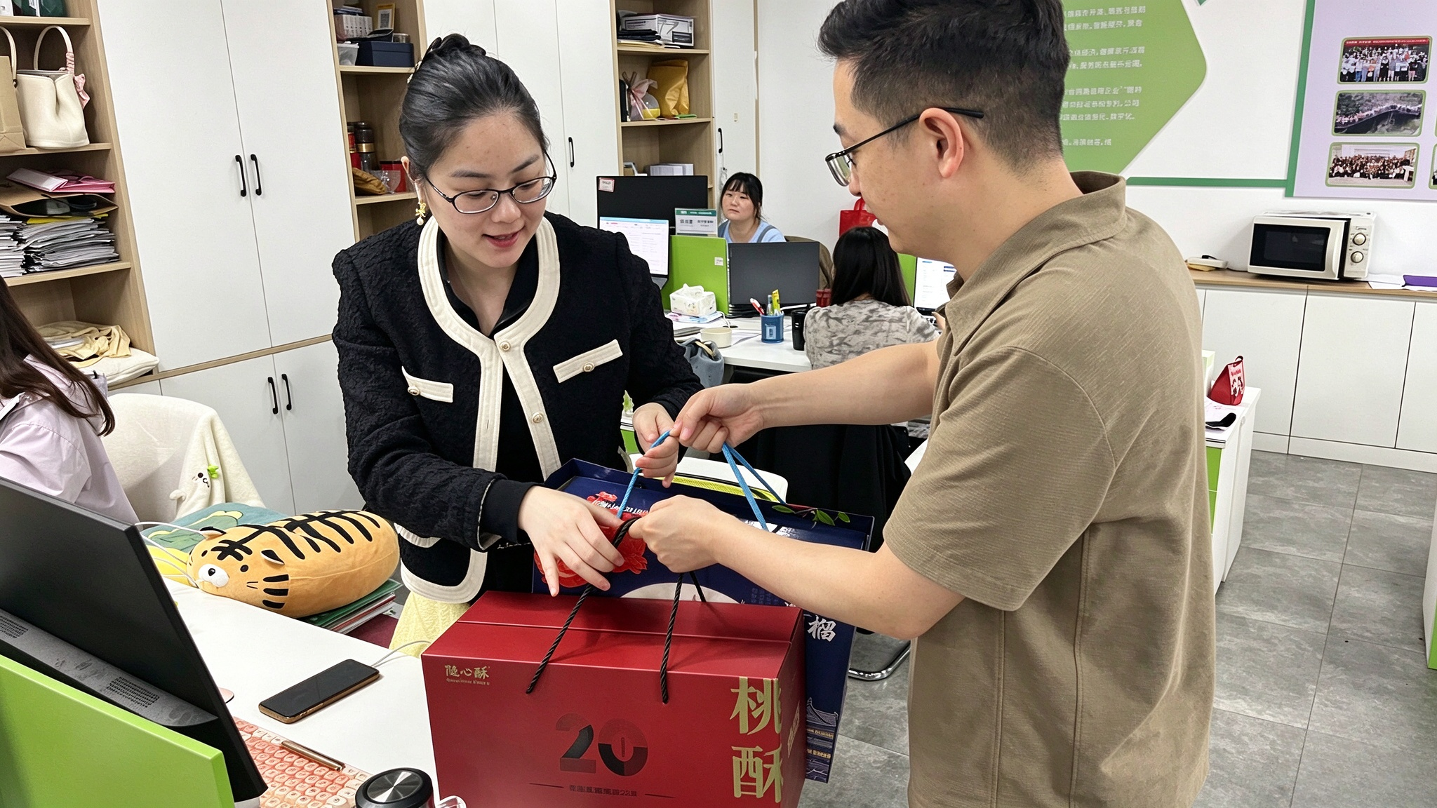 月满中秋 暖意同行|纳新科技暖心派发中秋福利4