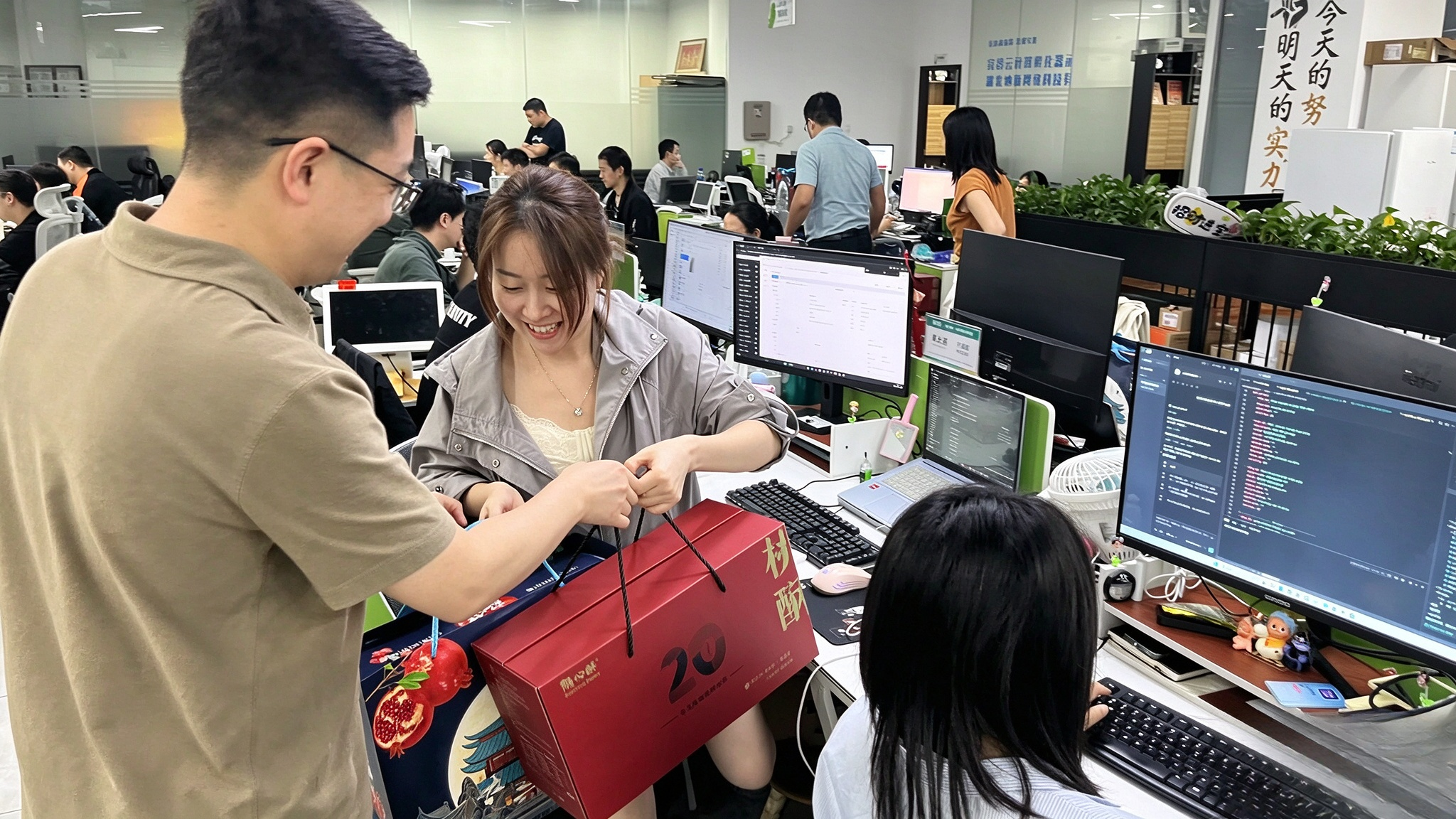 月满中秋 暖意同行|纳新科技暖心派发中秋福利5